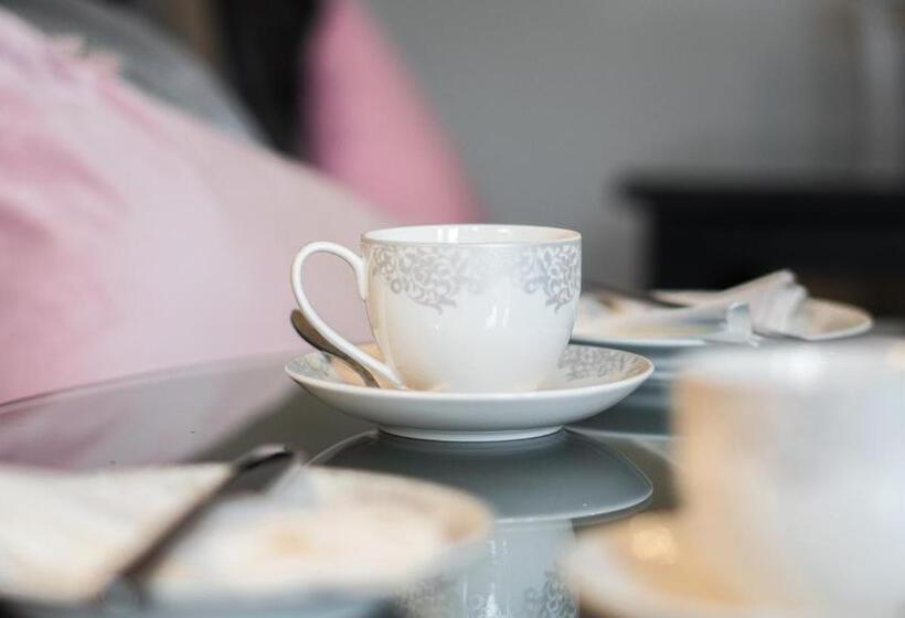 ペンション Trefoil Guest House