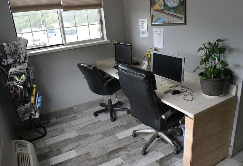 Общежитие Adams Inn And Suites