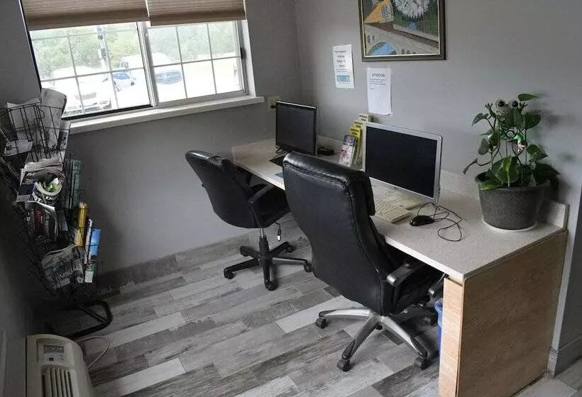 ユースホステル Adams Inn And Suites