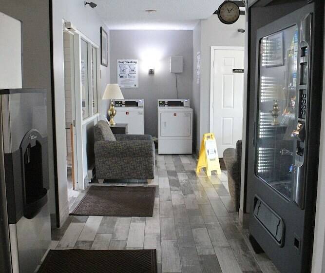 Общежитие Adams Inn And Suites