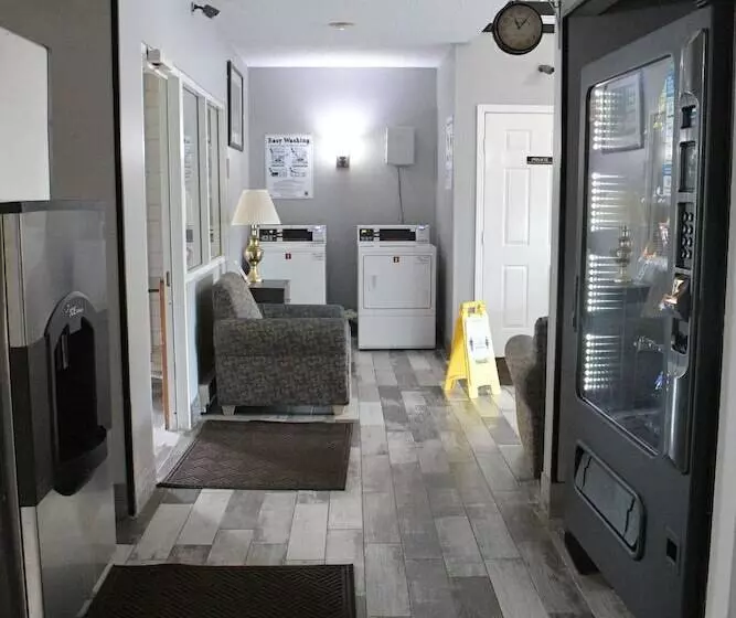 ユースホステル Adams Inn And Suites