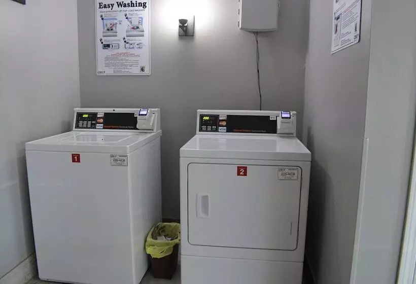 ユースホステル Adams Inn And Suites