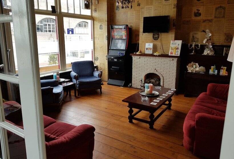 Cafe Pension The Chandelier