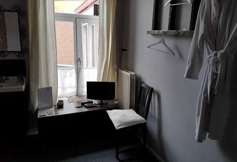 Cafe Pension The Chandelier