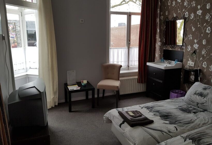 Cafe Pension The Chandelier