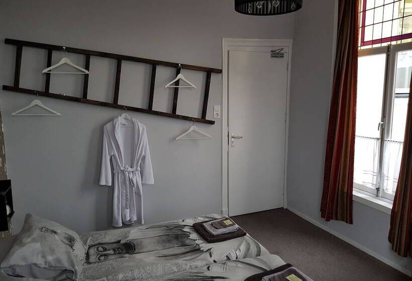 Cafe Pension The Chandelier