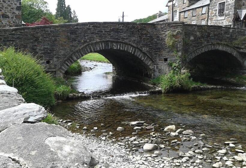 פנסיון Monravon Guest House