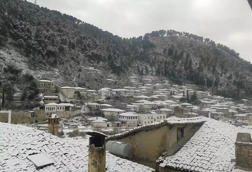 ペンション Guesthouse Alvaro Kadiu