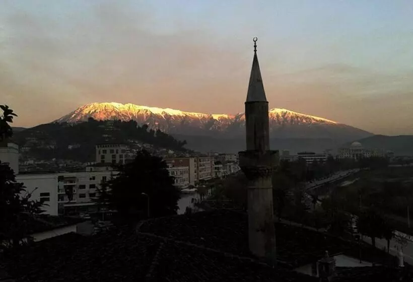 ペンション Guesthouse Alvaro Kadiu