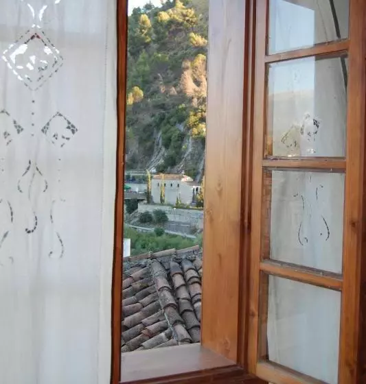 ペンション Guesthouse Alvaro Kadiu