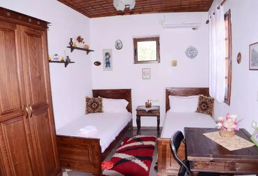 ペンション Guesthouse Alvaro Kadiu