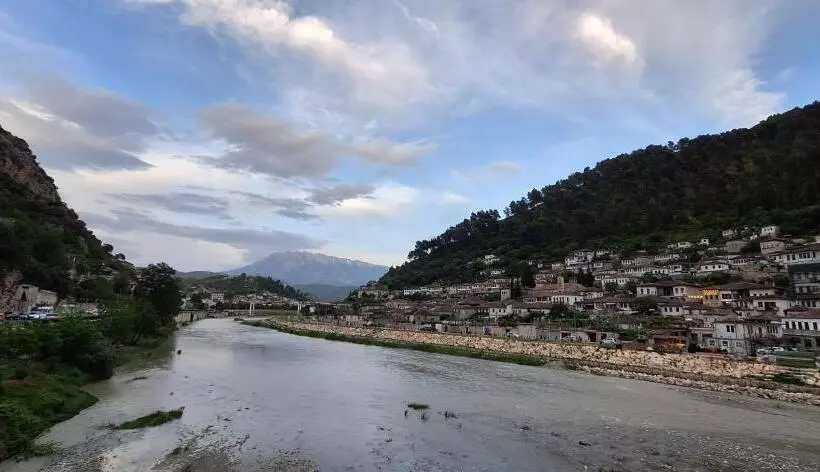 ペンション Guesthouse Alvaro Kadiu