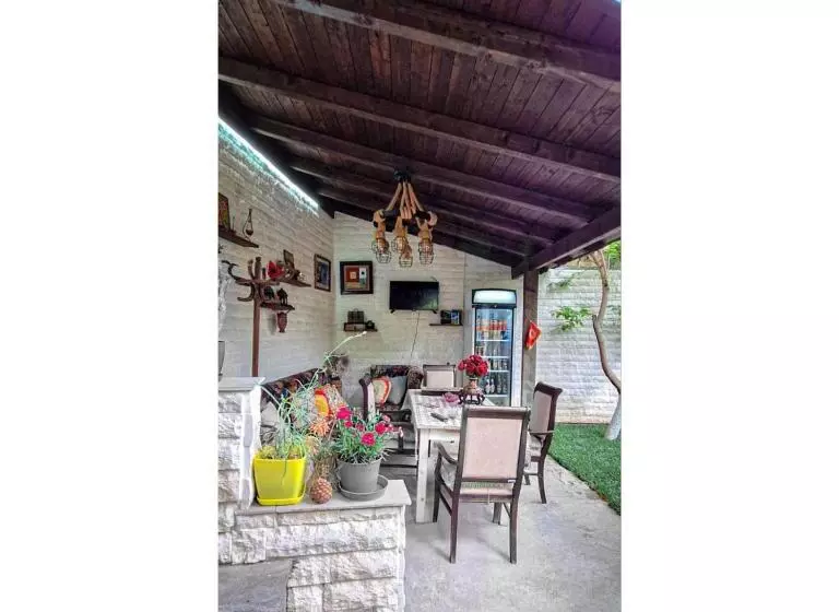 ペンション Guesthouse Alvaro Kadiu