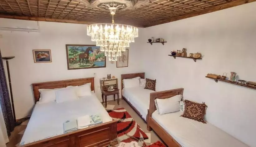 ペンション Guesthouse Alvaro Kadiu