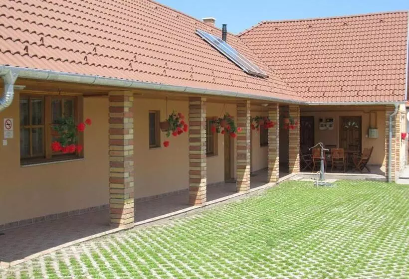 ペンション Tavi Fészek Vendégház