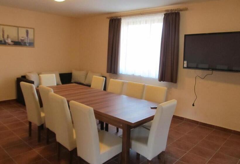 Pension Tavi Fészek Vendégház