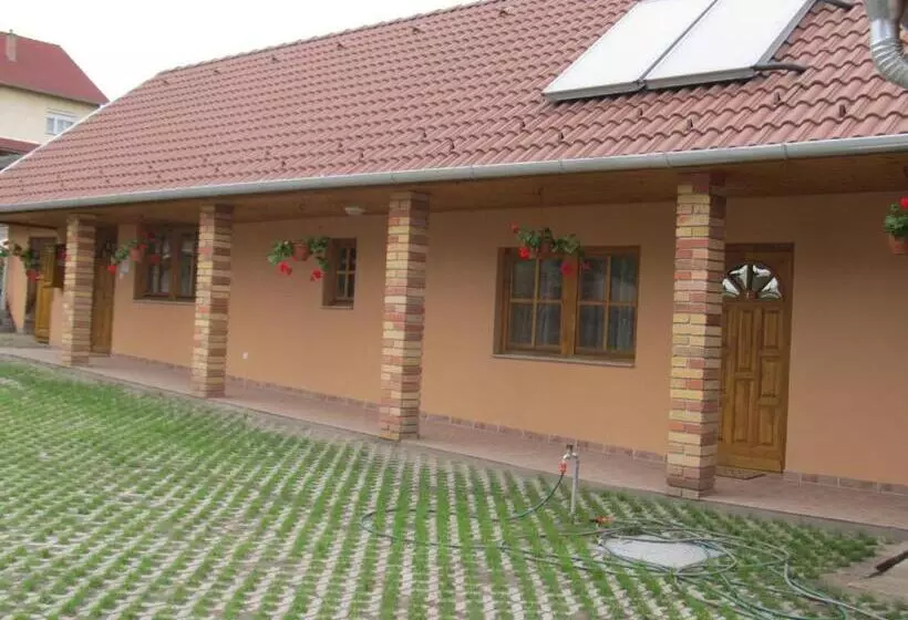 ペンション Tavi Fészek Vendégház