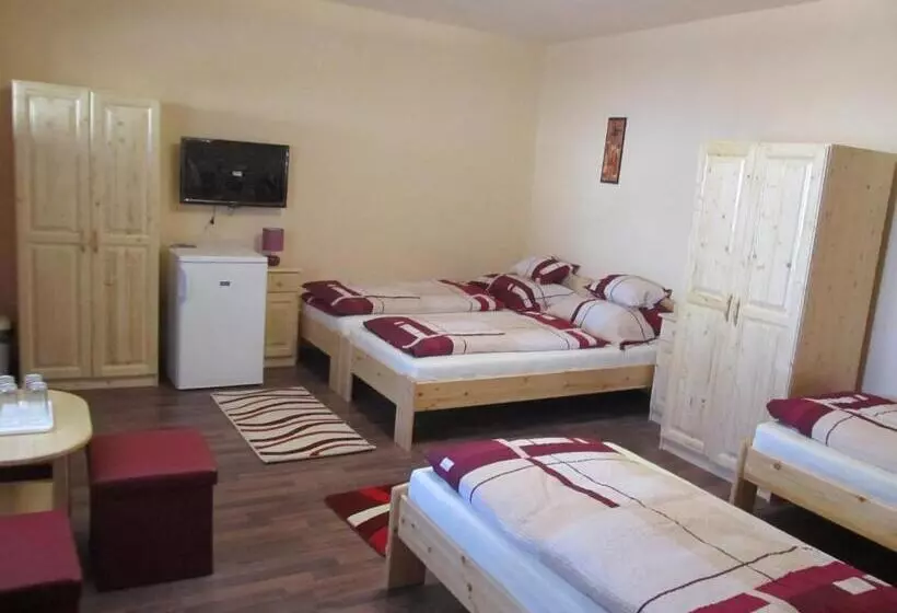 ペンション Tavi Fészek Vendégház