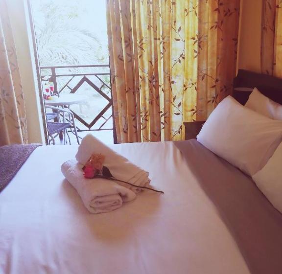 פנסיון Hilton Gardens Guesthouse