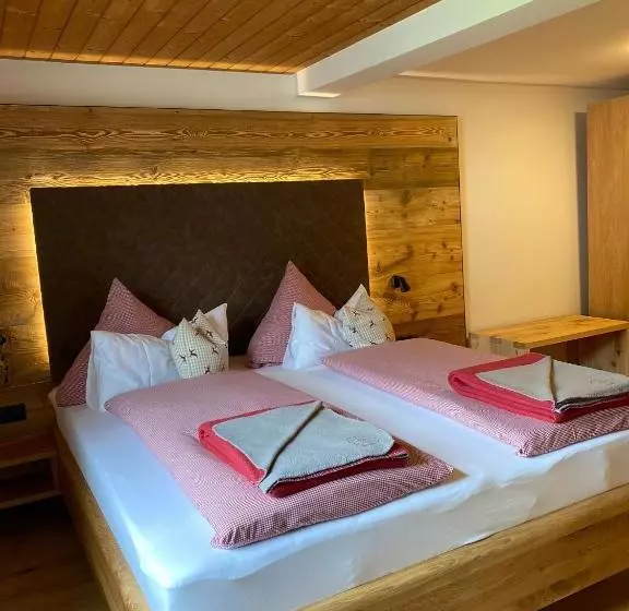 ユースホステル Gasthof Adler