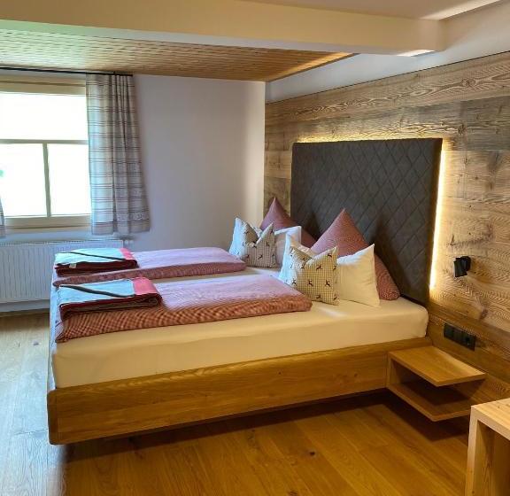 ユースホステル Gasthof Adler