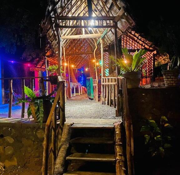 פנסיון Thatched Villa