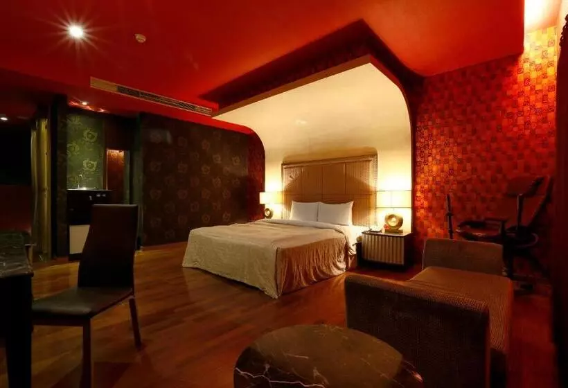 Treasure Island Motel   Fengshan