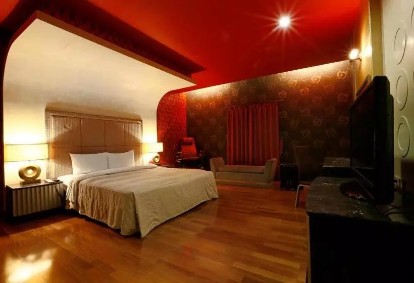 Treasure Island Motel   Fengshan