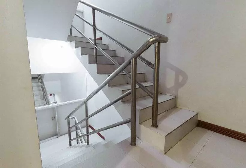 ホテル Reddoorz Near Bambang Station