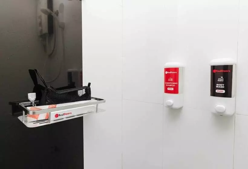 ホテル Reddoorz Near Bambang Station