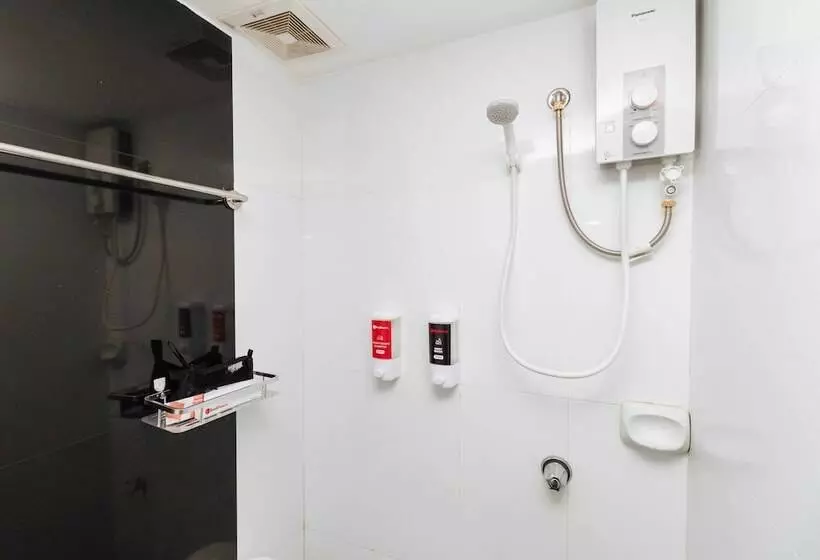 ホテル Reddoorz Near Bambang Station