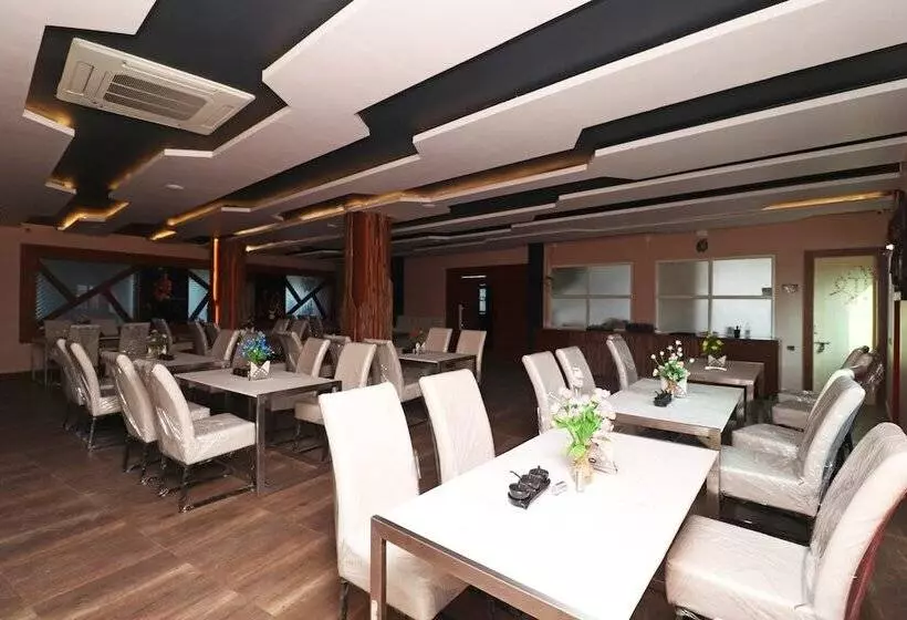 هتل Oyo 28645 Nirmalya Plaza