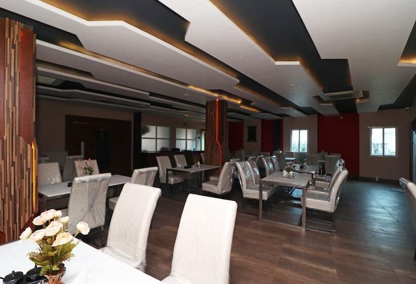 בית מלון כפרי Oyo 28645 Nirmalya Plaza