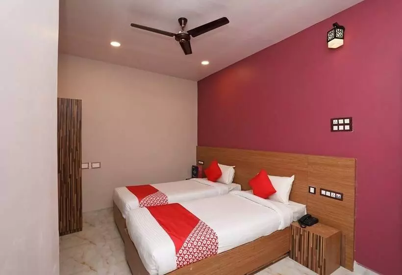 هتل Oyo 28645 Nirmalya Plaza