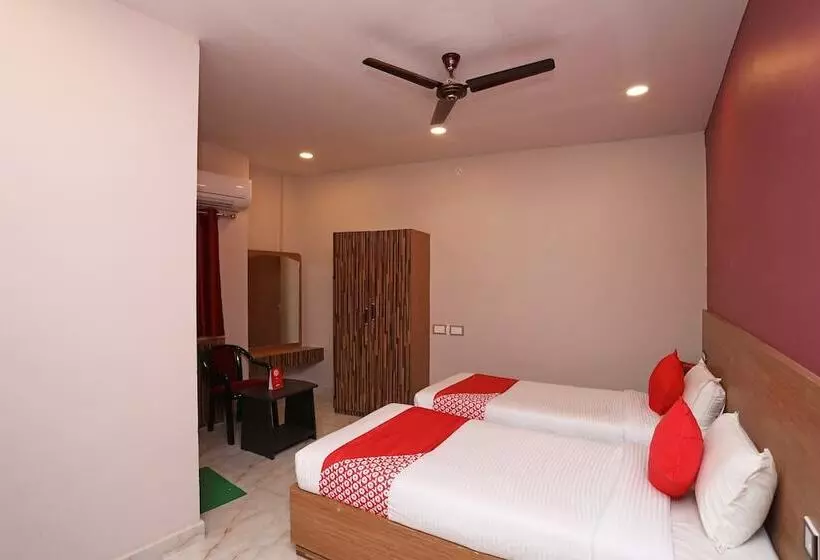 هتل Oyo 28645 Nirmalya Plaza