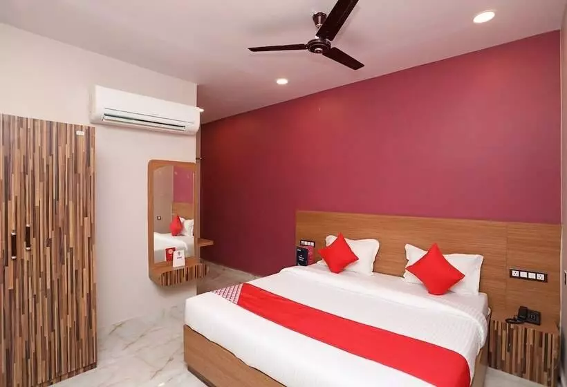 هتل Oyo 28645 Nirmalya Plaza