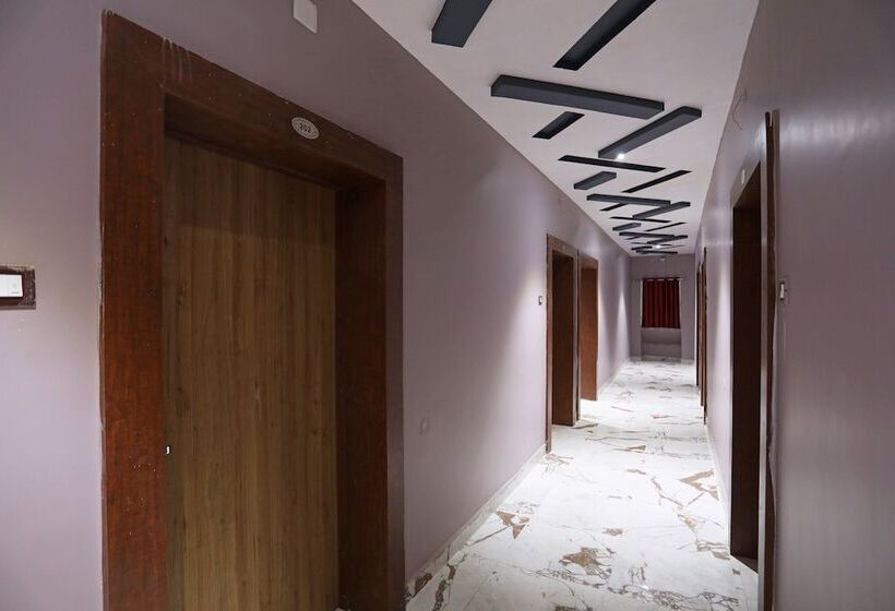 בית מלון כפרי Oyo 28645 Nirmalya Plaza