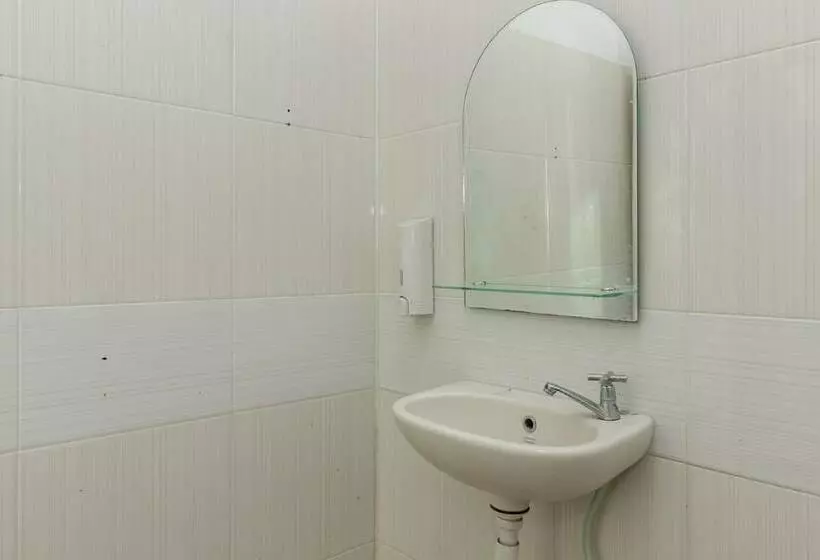 هتل Reddoorz Near Pantai Panjang Bengkulu