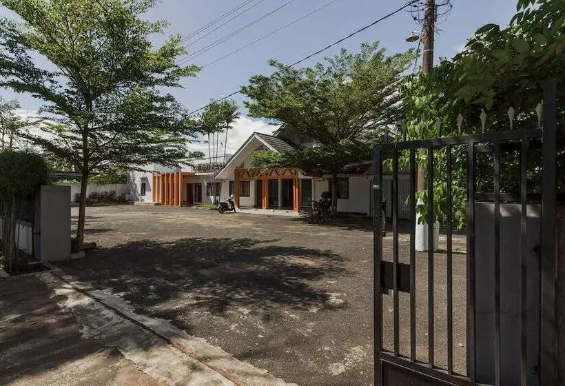 هتل Reddoorz Near Pantai Panjang Bengkulu