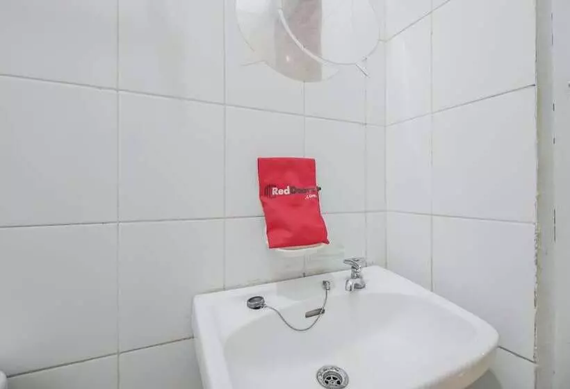 ペンション Reddoorz Plus @ Hertasning Area