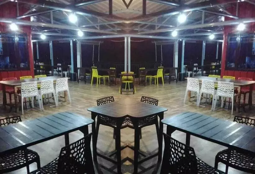 ホテル Trishul Regency