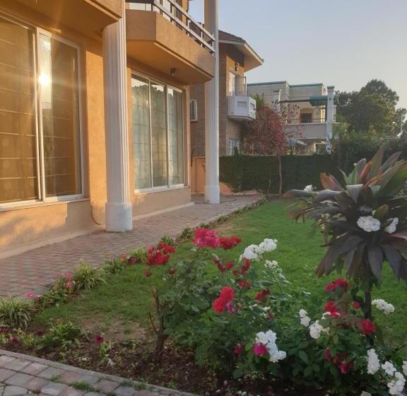 پانسیون Royal Villa F 10/2