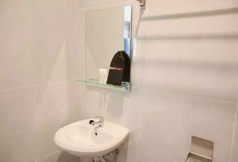 ペンション Reddoorz Plus Near Unimed Medan