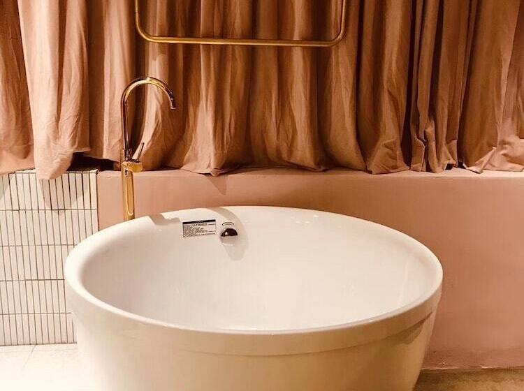 בית מלון כפרי Black Gold Factory Boutique Design