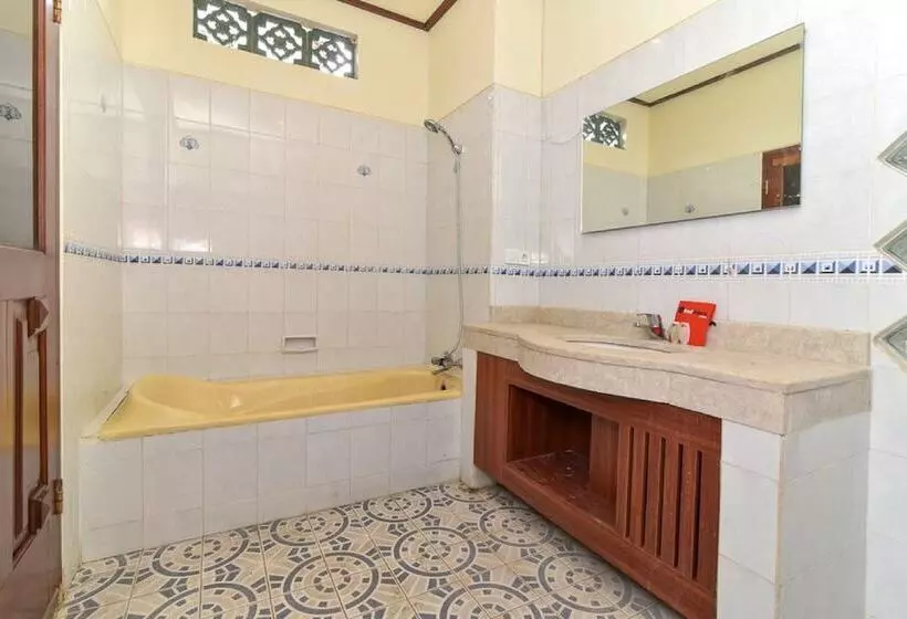 ホテル Reddoorz Plus Near Seminyak Square