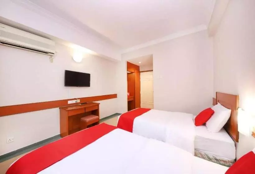 هتل Famous Inn