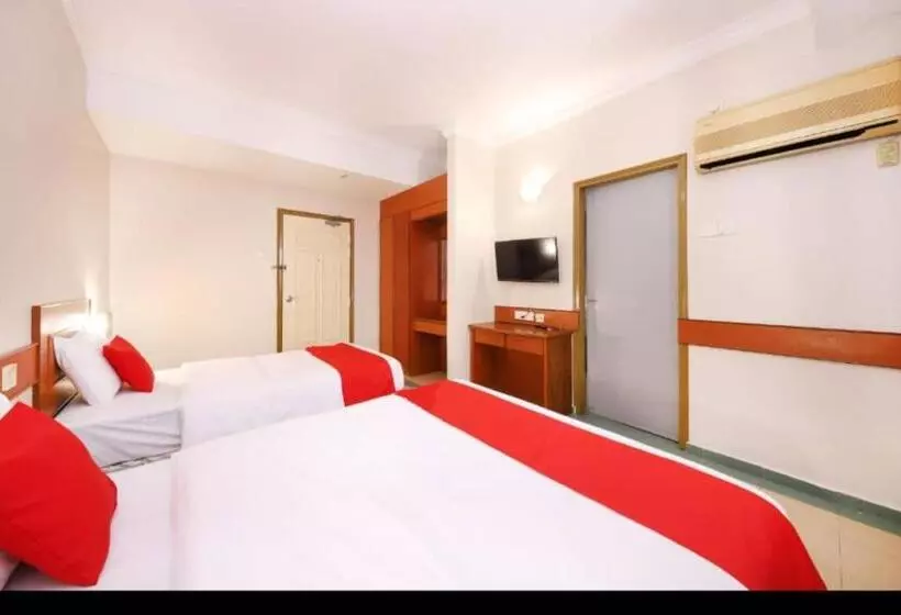 هتل Famous Inn