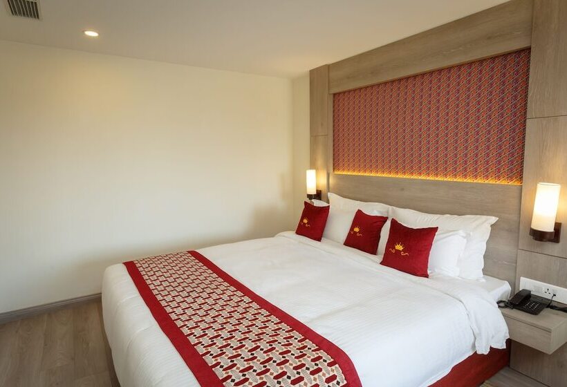 هتل Crowne Imperial