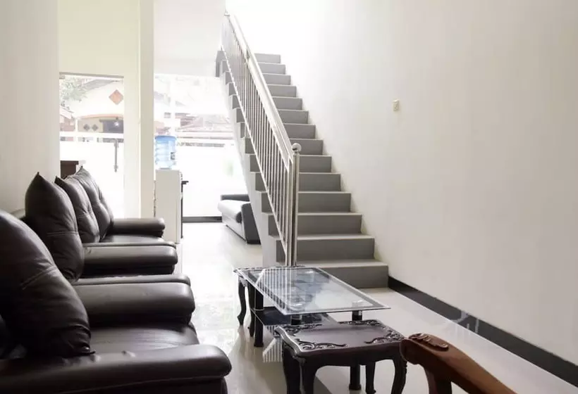 ペンション Reddoorz Near Gor Satria Purwokerto