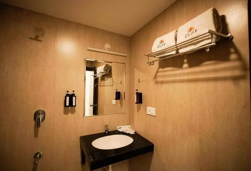 Hotelli Cliff Embassy Banquet And Suites